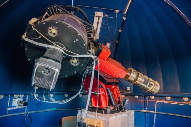 Kubbe altında bilgisayarlı otomatik kontrollü modern teleskop 