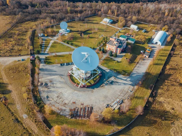 Radioteleskop parabolantenn, antenn vy från drönare — Stockfoto