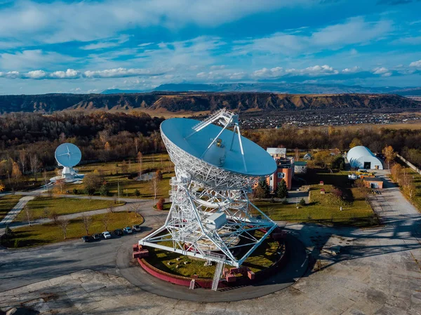 Radiotelescopio antena parabólica, vista aérea desde el dron — Foto de Stock