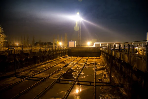 Station moderne de traitement des eaux usées de l'usine chimique la nuit . — Photo