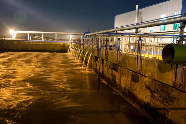 Moderna planta de tratamiento de aguas residuales de fábrica química por la noche . — Foto de Stock