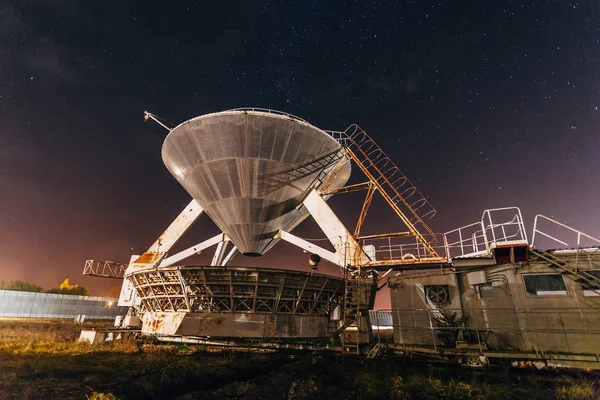 Antena satélite de radiotelescópio na noite estrelada — Fotografia de Stock