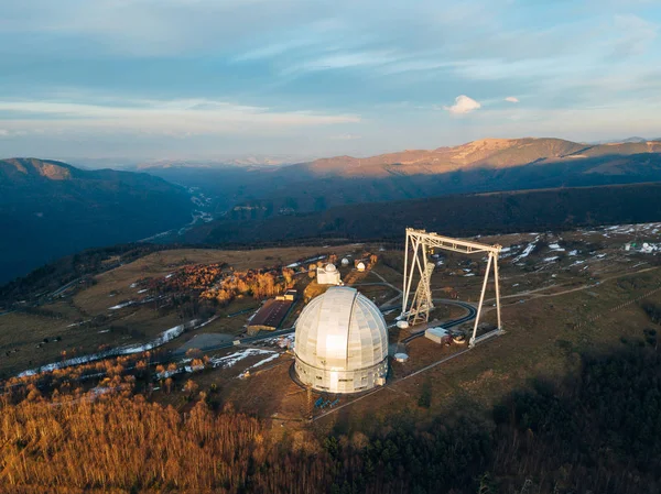 Särskilt astrofysiskt observatorium på kvällen. Flygbild — Stockfoto