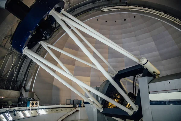 Enorme moderno telescopio astrofisico professionale sotto cupola di o — Foto Stock