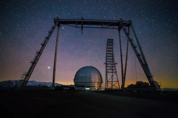 Vista nocturna. Un observatorio astrofísico especial y una grúa agai — Foto de Stock