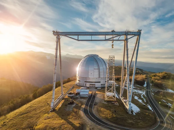 Kupol av speciella astrofysiska observatorium på kvällen. Flygplan — Stockfoto