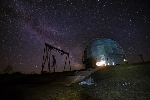 Vista nocturna del observatorio astrofísico especial y la grúa contra — Foto de Stock