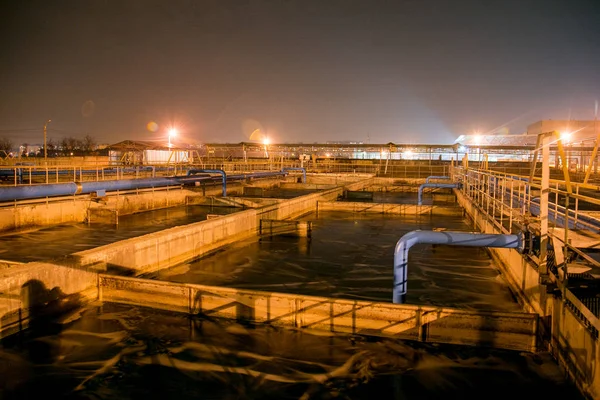 Station moderne de traitement des eaux usées de l'usine chimique la nuit . — Photo