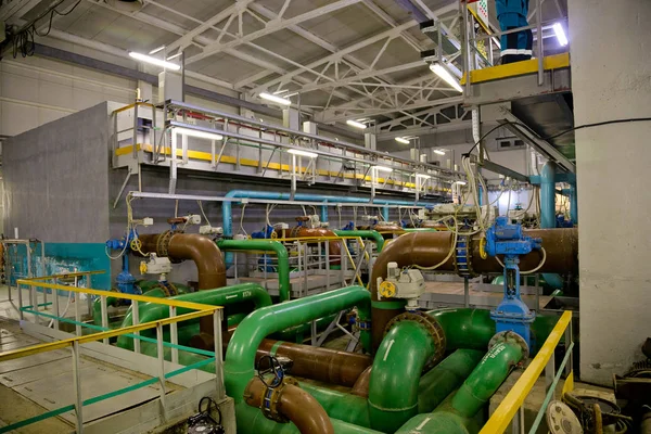 Dentro de la moderna planta de tratamiento de aguas residuales. El post-tratamiento es — Foto de Stock