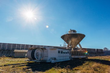 Güneşli günde radyo teleskobu uydu anten ünitesi