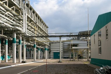 Kimyasal fabrika sanayi bölgesi. Çelik boru hattı sistemi ve çalışması
