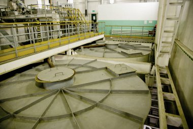 Modern atık su arıtma tesisinde. Kirli suyla dolu kapalı kanalizasyon deposu..