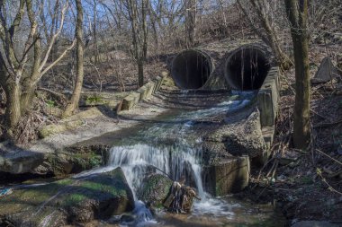 Endüstriyel şehir lağım suyu beton borulardan boşalıyor 