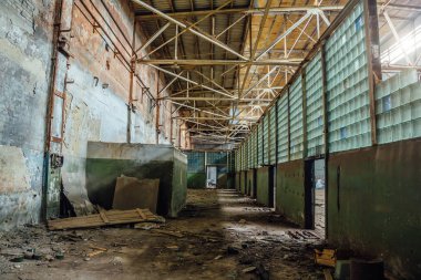 Voronezh 'in terk edilmiş kalıntıları radyo parçaları fabrikası, koridor.