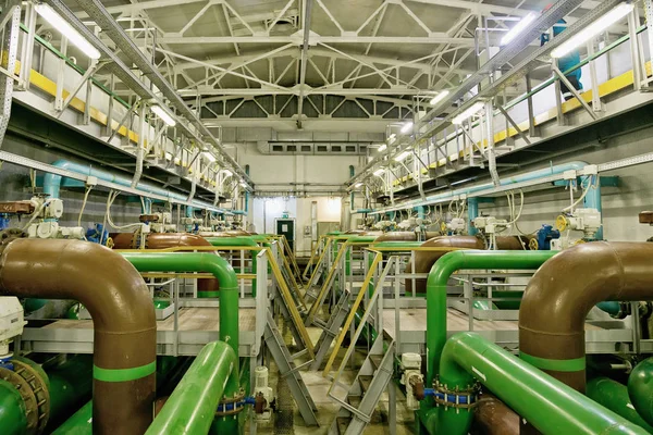 近代的な下水処理場 フィルター パイプライン 浄化装置内 — ストック写真