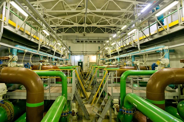 Dentro de la moderna planta de tratamiento de aguas residuales, filtros, tuberías y — Foto de Stock