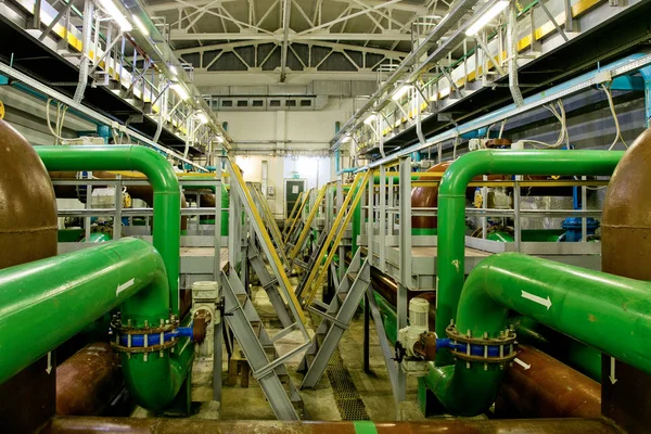 Dentro de la moderna planta de tratamiento de aguas residuales, filtros y tuberías t — Foto de Stock