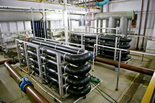 Tubos y bombas de aguas residuales dentro de tratamiento de aguas residuales industriales modernas — Foto de Stock