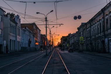 Samara caddesinde kırmızı gün batımı, eski tarihi binalar, tramvay 