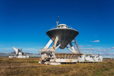 Güneşli günde radyo teleskobu uydu anten ünitesi