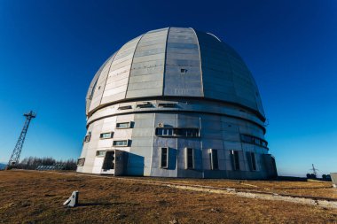 Mavi gökyüzü arka planında özel astrofizik gözlemevi.