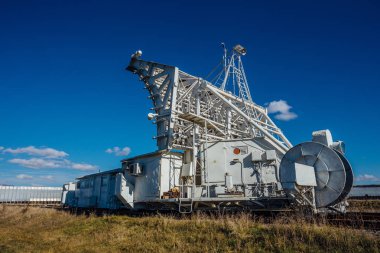 Güneşli günde radyo teleskobu uydu anten ünitesi