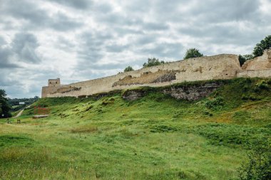 Eski taş ortaçağ ormanları, Izborsk, Rusya