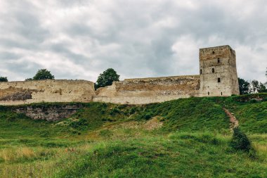 Eski taş ortaçağ ormanları, Izborsk, Rusya