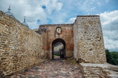 Eski taş ortaçağ ormanlarının kapısı, Izborsk, Rusya