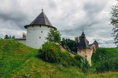Kutsal yatakhanenin eski duvarları Pskov-Mağara Manastırı 