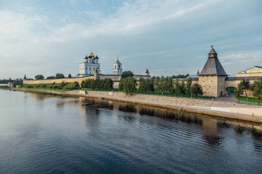 Eski Pskov Kremlin nehir kıyısında, Trinity kilisesi, gündüz vakti