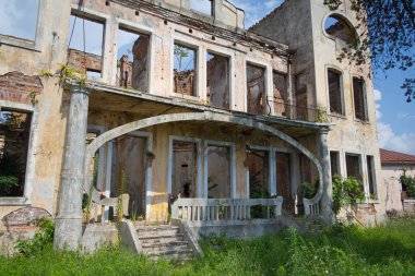 Albay Averkiev'in terk edilmiş eski güzel konağı büyümüş b