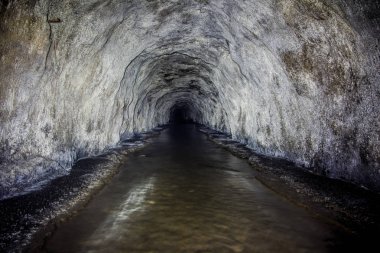 Paslı kalıntıları ile eski bir terk kömür madeninin sular altında tünel