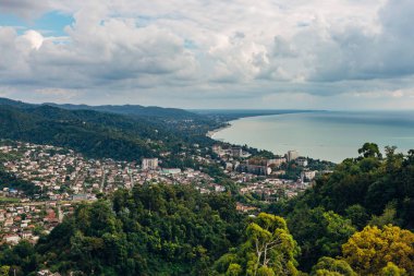 Tatil beldesi Sukhum'da Karadeniz sahilinin havadan görünümü 