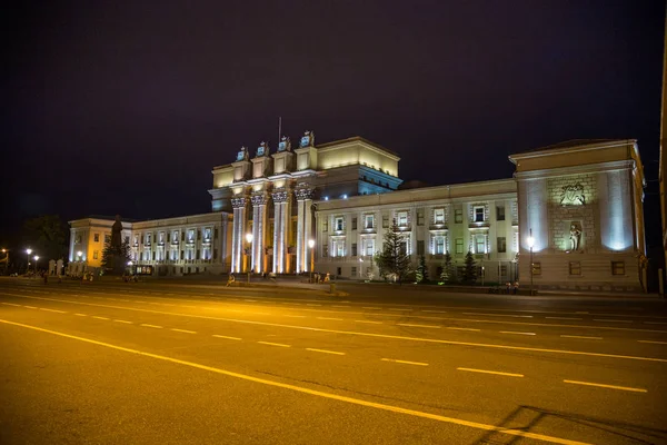 사마라 주 (州) 오페라 극장, 밤에 쿠이비셰프가 이름붙인 모습 — 스톡 사진