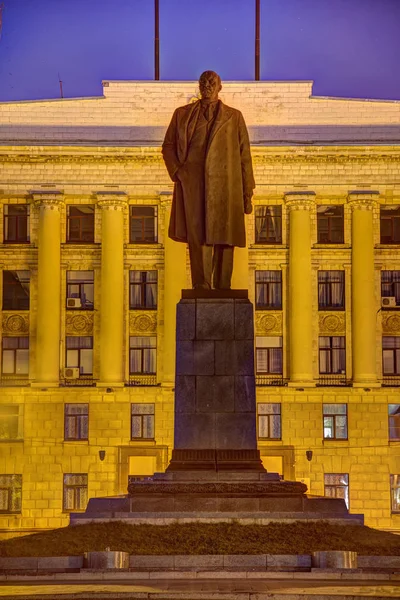 Пенза, Россия - 08 августа 2016 года: Памятник Ленину на фоне — стоковое фото