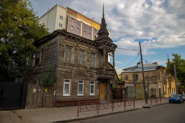 Alte schäbige hölzerne Villa mit geschnitzten Fenstern auf dem Hintergrund des m — Stockfoto