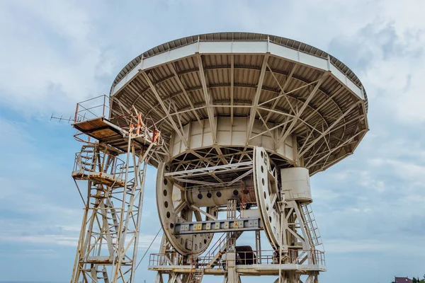 Velho e enferrujado rádio telescópio abandonado antena parabólica — Fotografia de Stock