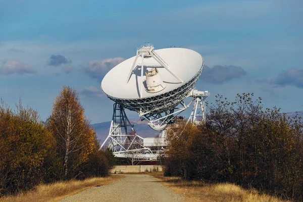 Parabolantenn för radioteleskop — Stockfoto