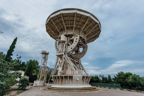 Gamla rostiga övergivna radioteleskop parabolantenn — Stockfoto
