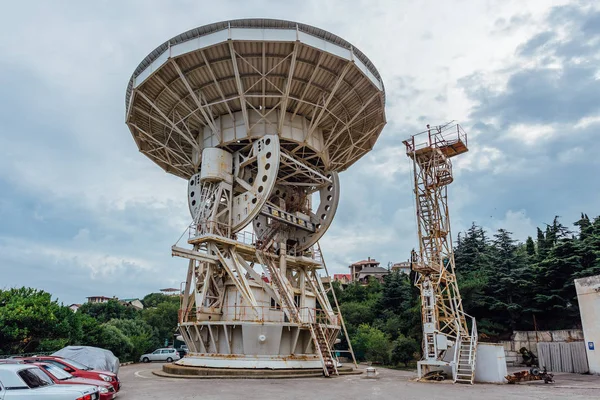 Gamla rostiga övergivna radioteleskop parabolantenn — Stockfoto