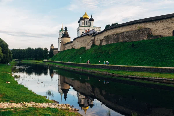 Starověký Pskov Kreml na břehu řeky, Trojice kostel, denní čas — Stock fotografie