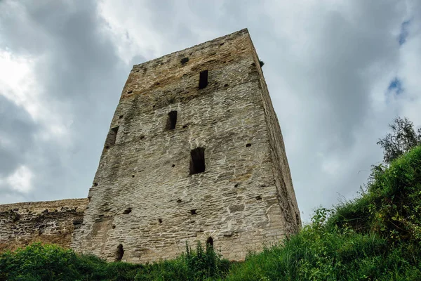 Eski taş ortaçağ ormanları, Izborsk, Rusya