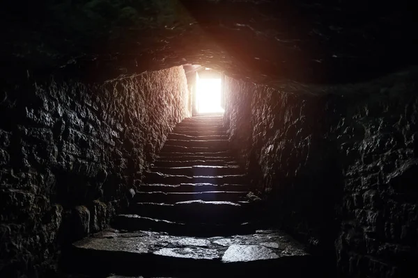 Pasaje subterráneo bajo antigua fortaleza medieval. Escalera de piedra vieja — Foto de Stock