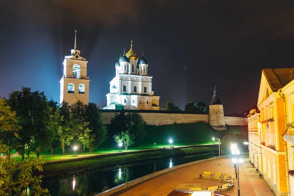 Starověký Pskov Kreml na břehu řeky, kostel Nejsvětější Trojice, noční doba — Stock fotografie