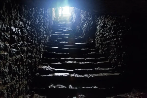 Passage souterrain sous la vieille forteresse médiévale. Vieil escalier en pierre — Photo