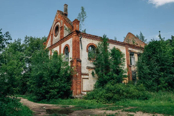 Ruins of German church. Overgrown ruined walls — Stock Photo, Image