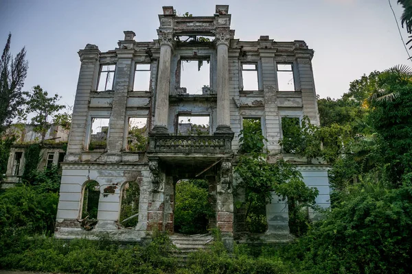 废弃的宫殿的废墟，阿布哈兹。绿色后apocal — 图库照片