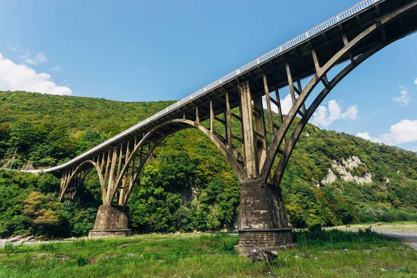Каменный мост через ущелье реки Гумиста — стоковое фото