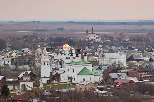 Evening old Suzdal cityscape from rooftop. Pokrovsky women's mon — Stock Photo, Image
